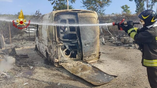 Sempre più numerosi e gravi gli incendi a San Gregorio di Catania. Cambria: “Serve maggiore supporto esterno”