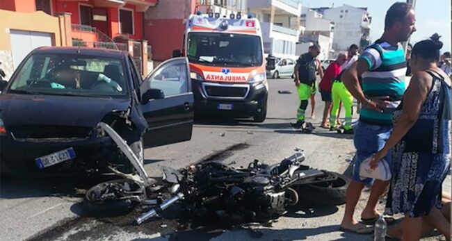 Incidente mortale sul litorale di Ponente, scontro tra auto e moto: ragazzo di 32 anni muore sul colpo