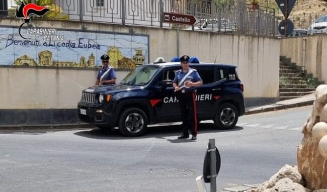 Minaccia dei ragazzi per gli schiamazzi con un fucile: denunciata una 77enne