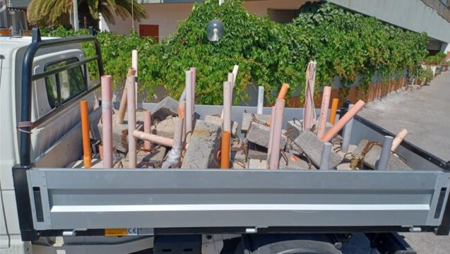 Ombrelloni e lettini “segnaposto” a Giardini Naxos: sequestrate diverse attrezzature