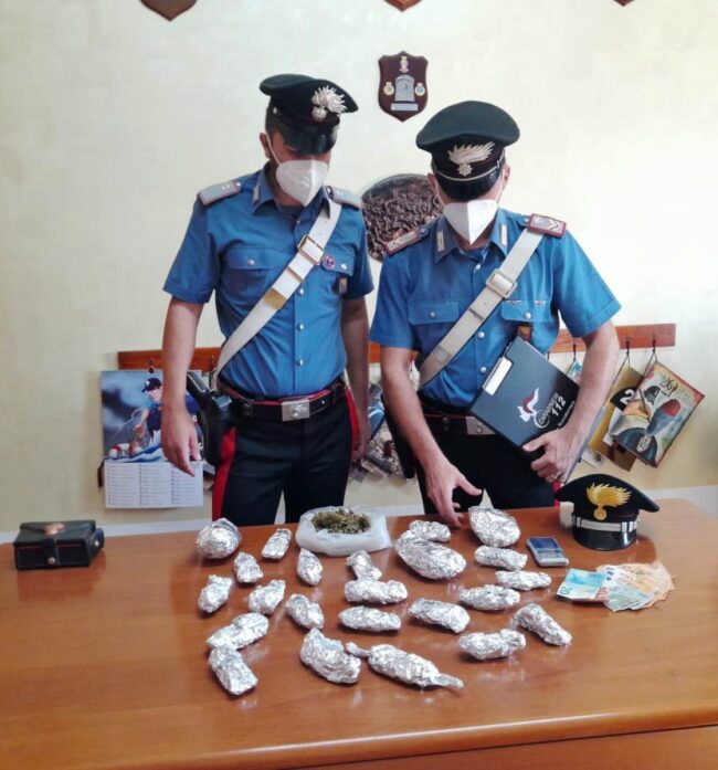 Giovane spacciatore finisce in manette: sequestrata la droga ed il denaro proveniente dall’attività di spaccio
