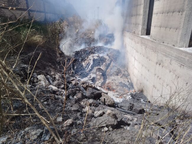 Incendio a Catania, ancora fiamme in via Acquicella Porto – LE FOTO