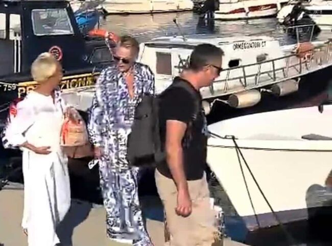 Continua la vacanza di Sharon Stone in Sicilia, la diva di Hollywood immortalata nel Catanese