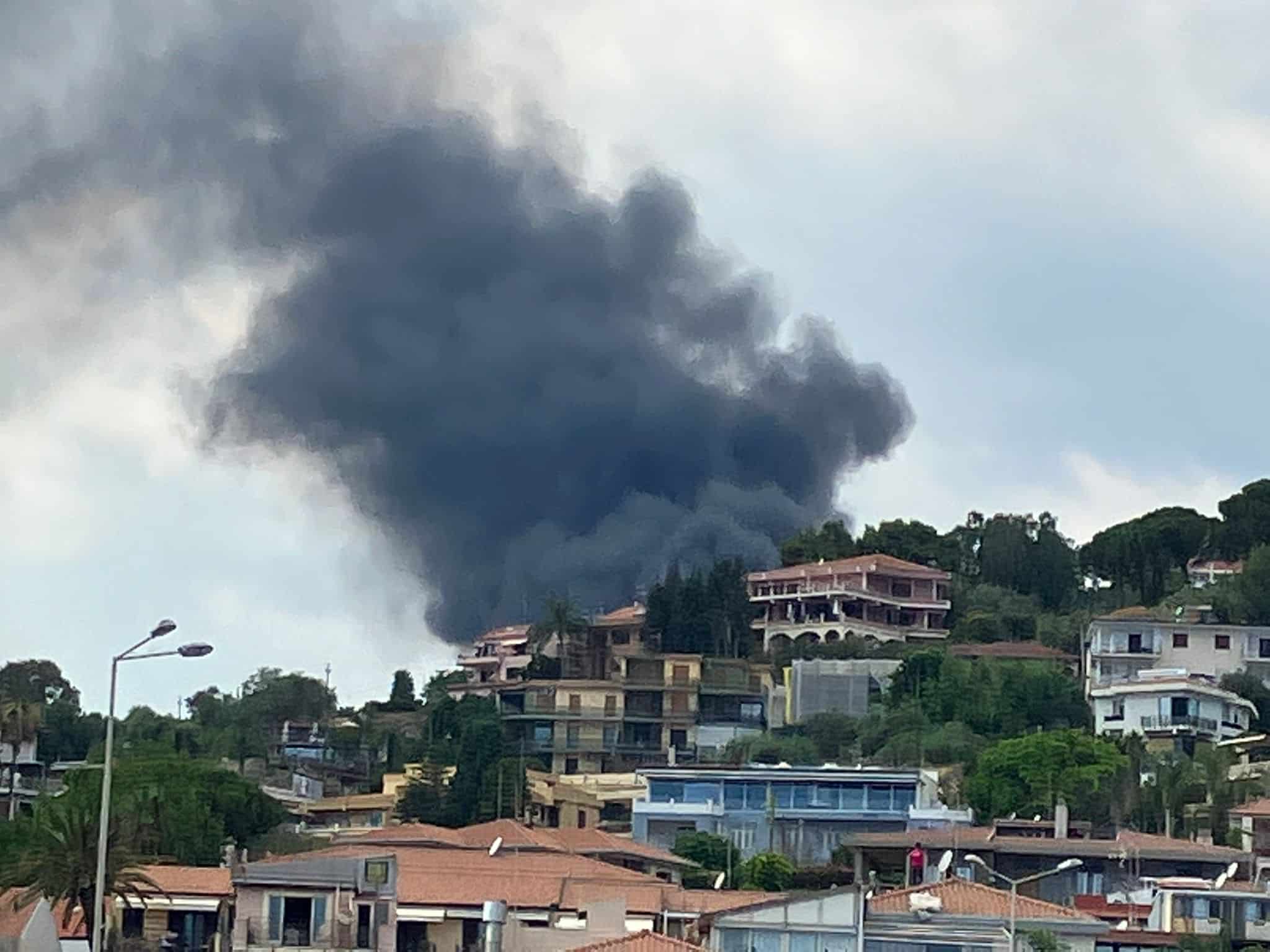 Colonna di fumo nero sulla collina di Acitrezza, vigili del fuoco sul posto – LE FOTO