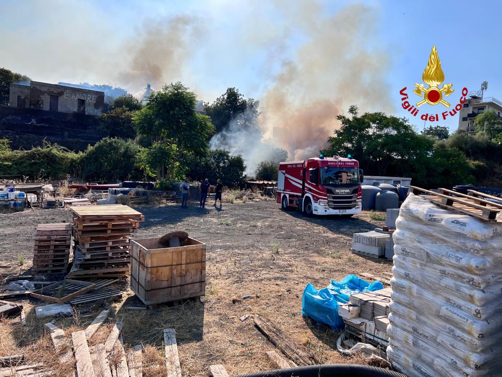 Incendi a Catania e provincia, tra i più rilevanti quelli di Tremestieri Etneo
