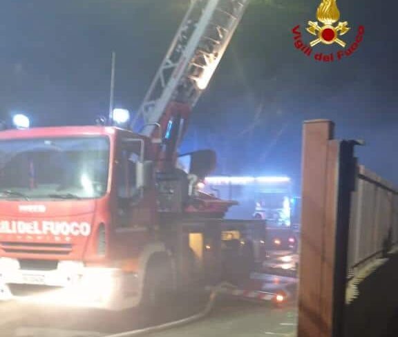 Serata di fuoco a San Giovanni Galermo, scoppia maxi incendio: evacuate 8 famiglie – FOTO