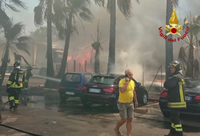 Rogo a San Gregorio: a fuoco decine di veicoli – FOTO