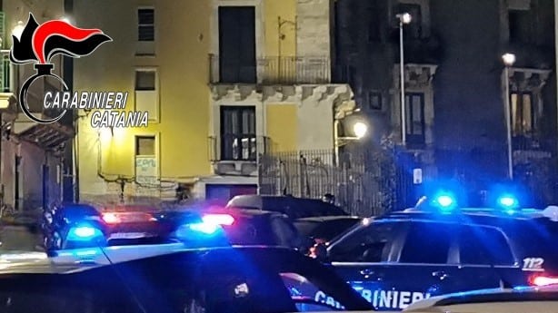 Contromano e a fari spenti in pieno centro a Catania con un’auto rubata: arrestato un 20enne