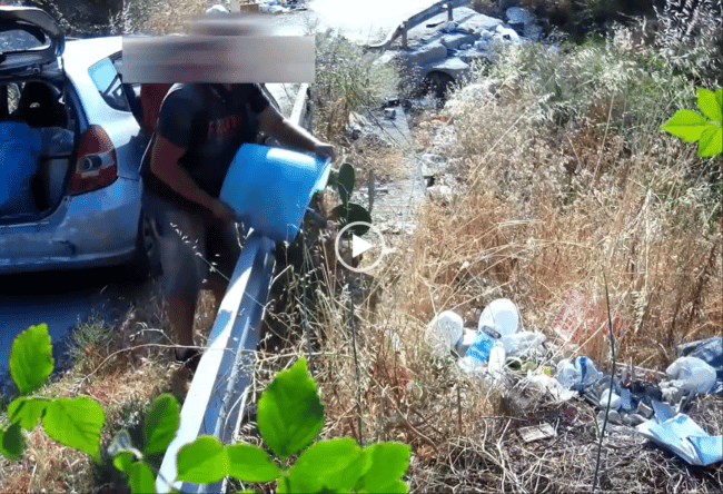 Gettano rifiuti in mezzo alla strada: “sporcaccioni” beccati dalle telecamere – VIDEO