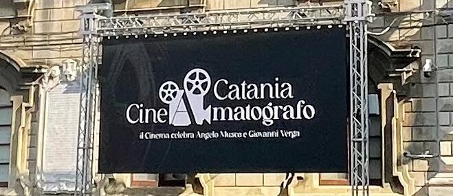 Catania, Piazza Università diventa un cinema all’aperto: maxischermo e film di Angelo Musco