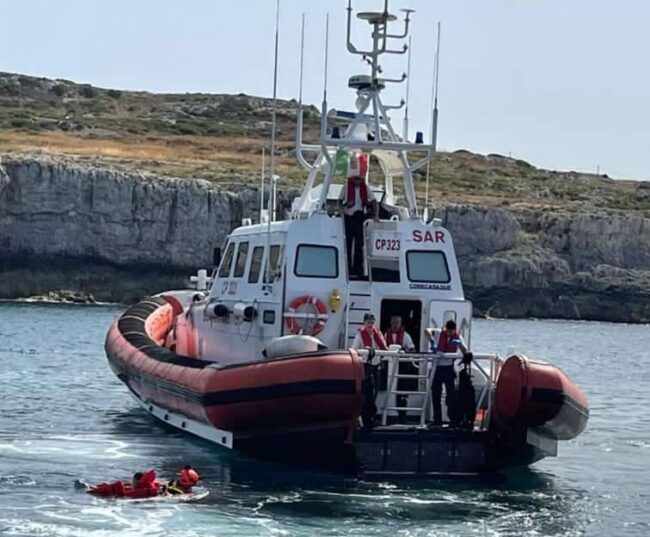 Si infortuna un arto inferiore, ragazzo in difficoltà soccorso nel mare di Siracusa