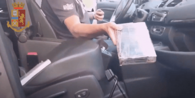 Traffico di droga sulla Sicilia-Calabria, così operavano due gruppi criminali di Catania: armi nascoste al cimitero