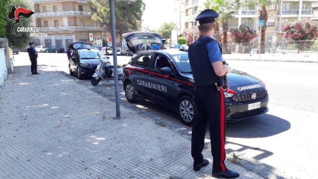 Siracusa, vede i carabinieri e cerca di fuggire: trovato con un pacchetto di sigarette pieno di droga