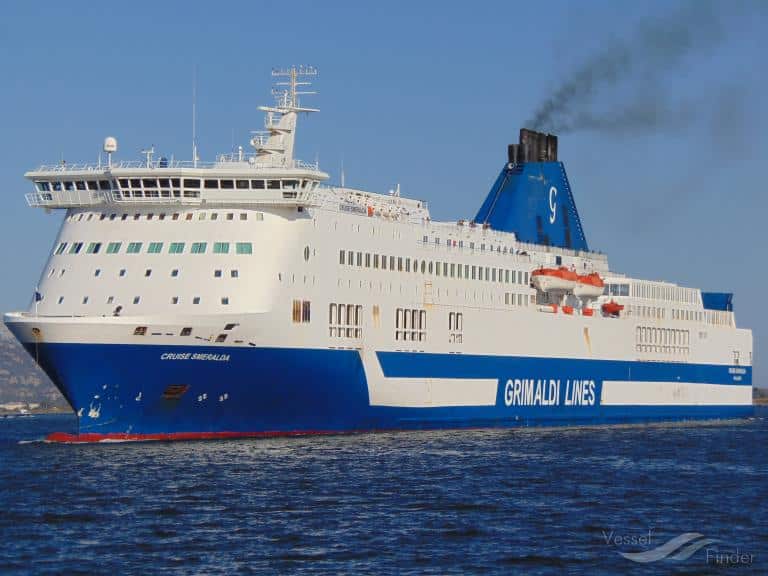 Bagni inagibili e passeggeri “prigionieri” per 6 ore sul traghetto a Palermo: la lunga odissea