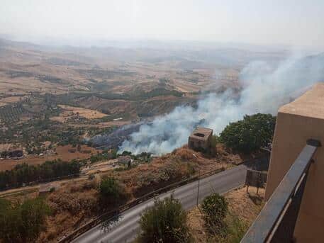 Inferno di fuoco a Enna, vasto incendio raggiunge centro abitato: paura per i residenti
