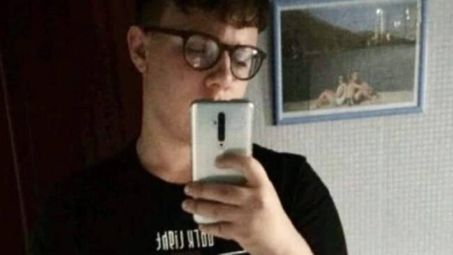 Perde il controllo della moto e si schianta contro palo della luce: morto il 18enne Federico Cicero