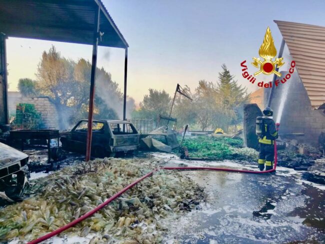 In atto vasto incendio nel Catanese, a fuoco il capannone di un’azienda