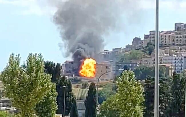 Sfiorata la tragedia a Salemi, un negozio di ferramenta prende fuoco: esplose bombole a gas