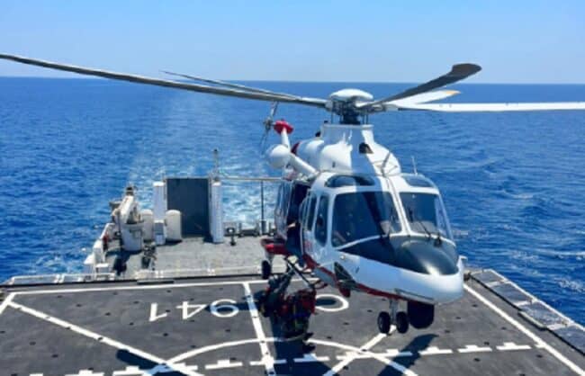 In pericolo di vita, la Guardia Costiera recupera una donna a circa 130 miglia dalla costa catanese: trasferita al Cannizzaro