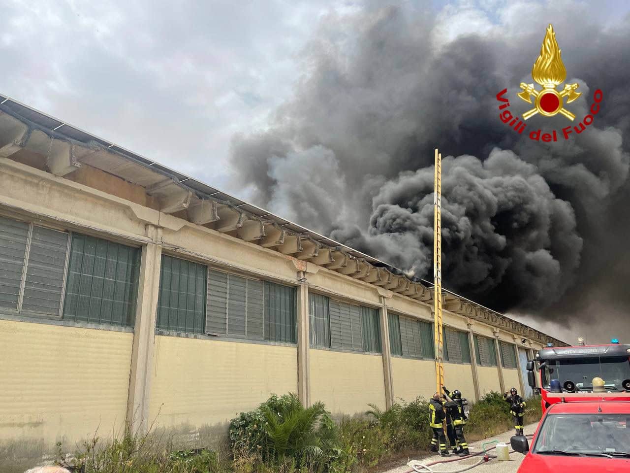 Incendio nella zona industriale, prende fuoco il tetto di un capannone – LE FOTO