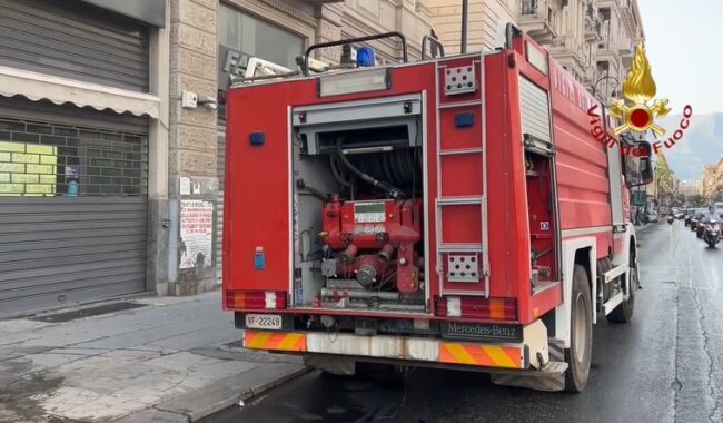 Fumo e fiamme in un magazzino di via Roma: principio d’incendio in un ristorante