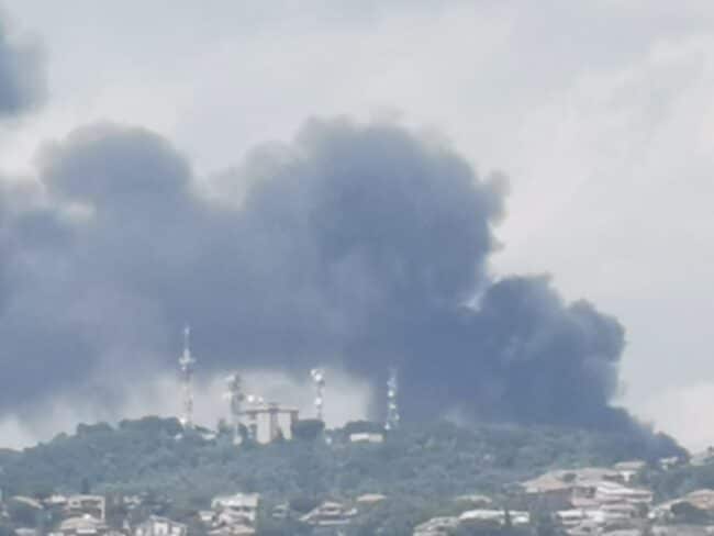 Fiamme a San Gregorio, colpito uno stabilimento di automezzi. Paura per i residenti