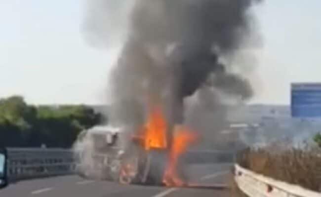 Autostrada A18, tir si capovolge e prende fuoco: tutto bloccato in direzione Siracusa
