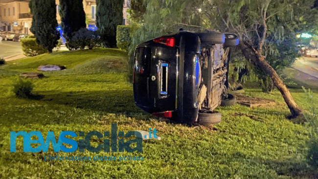 Si ribalta con l’auto e finisce al centro della rotonda: rocambolesco incidente a Catania