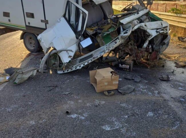 Perde il controllo del camion e si schianta contro guardrail: feriti autista e passeggero – FOTO
