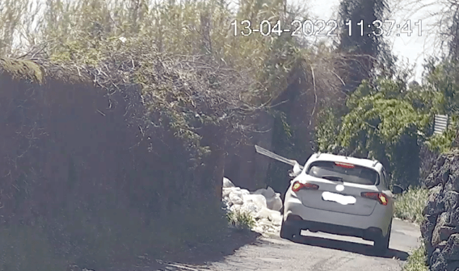 “Record” ad Aci Catena: cittadino beccato per 10 volte a lanciare il sacco dei rifiuti dall’auto in corsa