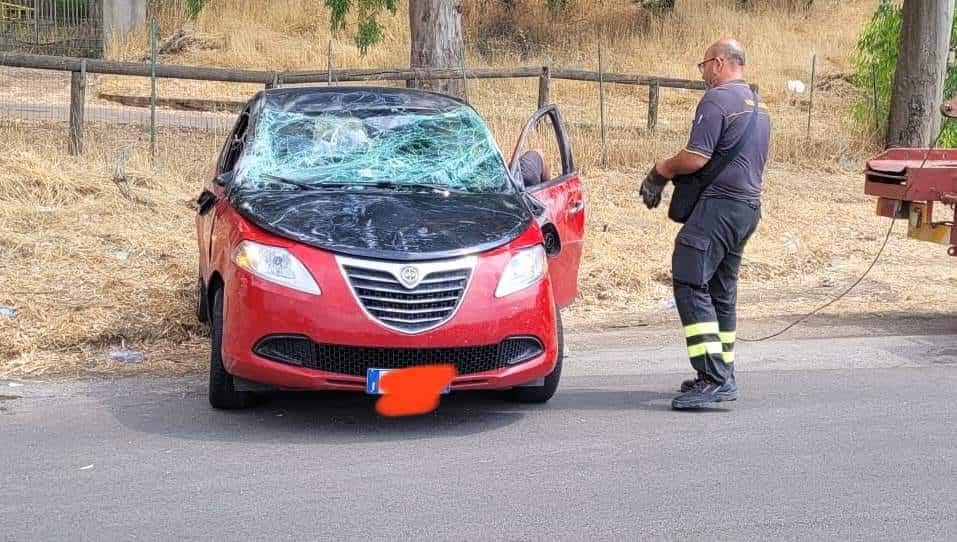 Incidente nell’Ennese, scontro tra due auto causa tre feriti – LE FOTO