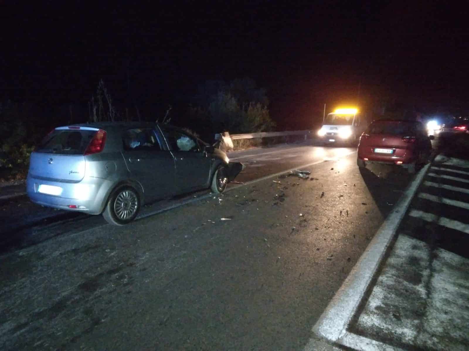Grave incidente nella notte, due auto si scontrano lungo la SP 105: sette i feriti