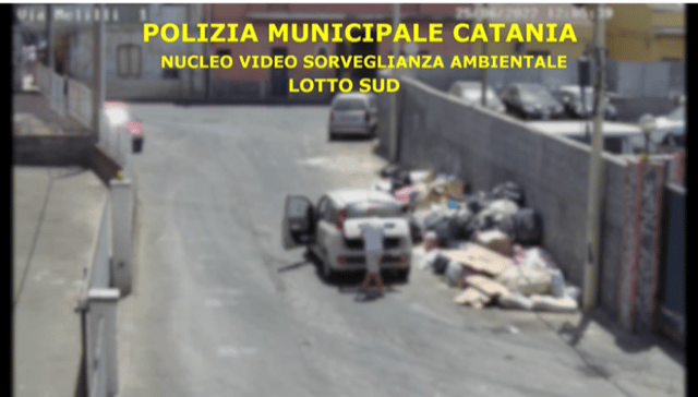 Rifiuti a Catania, mille gli incivili ripresi dalle telecamere mentre gettano spazzatura per strada