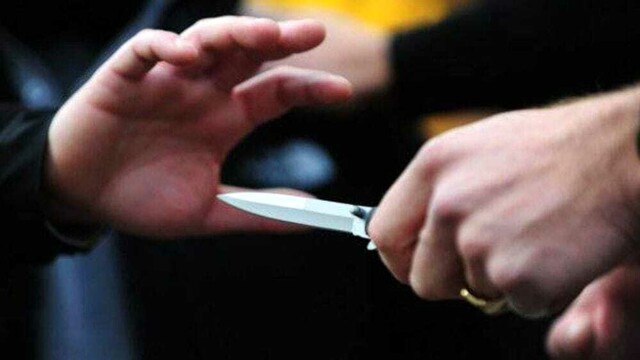 Minaccia i genitori con un coltello perché vuole soldi per la droga: condannato 20enne