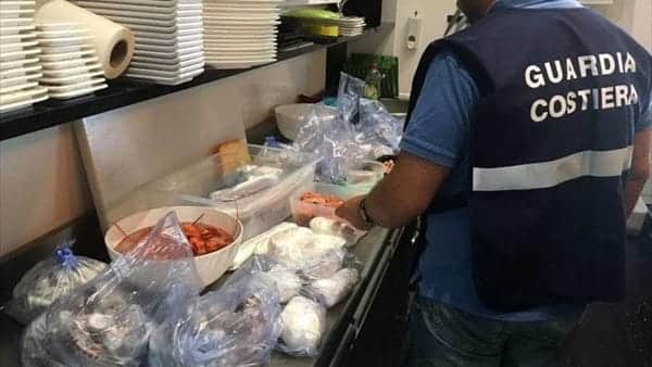 Catania, blitz nei ristoranti di Capomulini: pesce distrutto perché non idoneo al consumo