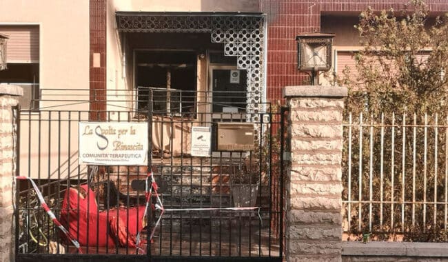 Incendio in una comunità terapeutica che ospitava 19 persone: tre i feriti e struttura inagibile
