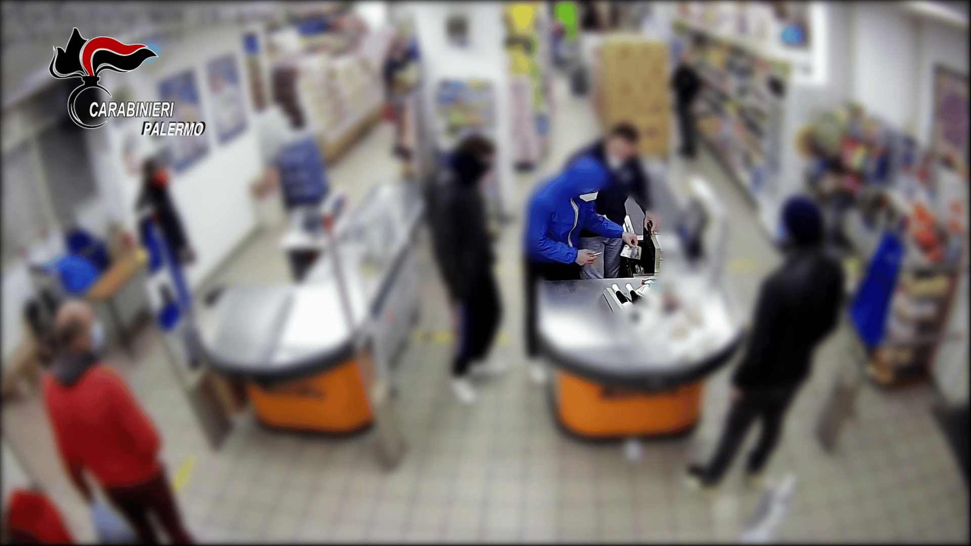 Rapina in un supermercato del centro, arrestati 2 giovanissimi: uno dei ladri è ancora minorenne