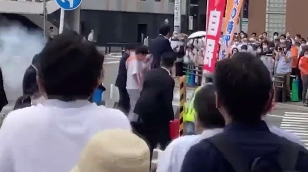 Ucciso a colpi d’arma da fuoco durante un evento: morto l’ex premier giapponese Shinzo Abe – VIDEO