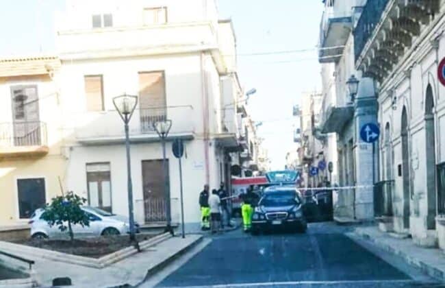 Rosolini, giovane di Pachino si lancia da un balcone: morto sul colpo, da tempo era orfano