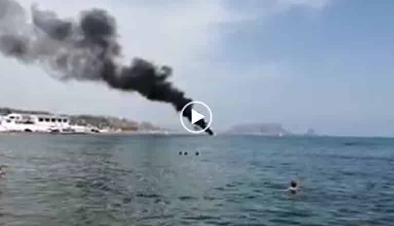 Momenti di paura a Trabia, gommone prende fuoco: a bordo due persone – VIDEO