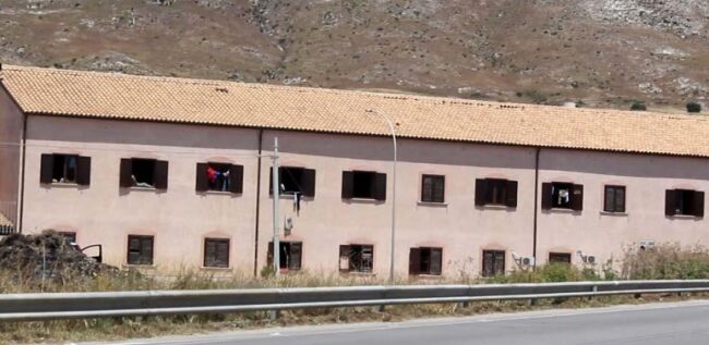 Stupro di gruppo e sequestri di persona a Villa Sikania: 4 minorenni egiziani a giudizio