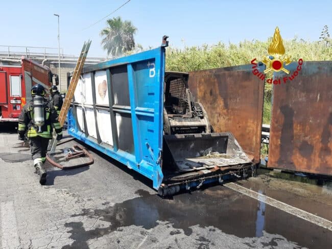 Incendio sull’asse dei servizi di Catania, in fiamme un mezzo pesante: il conducente evita il peggio – FOTO