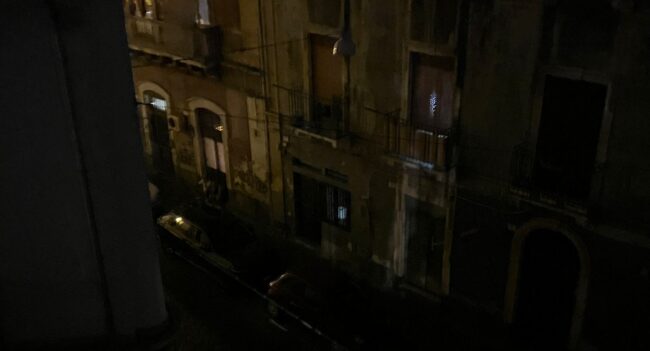 Strade al buio e caos in piazza Duca di Genova