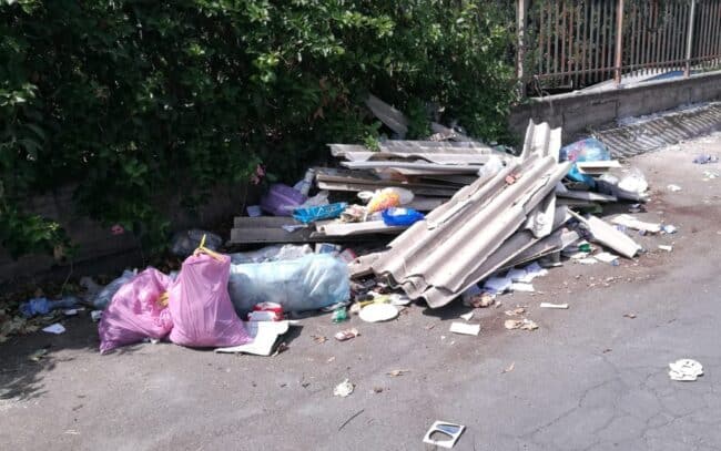 Discarica a cielo aperta al Parco Madre Teresa di Calcutta. Comitato Vulcania: “Basta con i rifiuti pericolosi abbandonati”