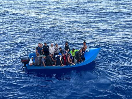 Emergenza migranti a Lampedusa, si svuota sempre più l’hotspot: nuovi trasferimenti