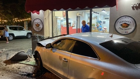 Giovane si schianta contro tre auto posteggiate, poi distrugge vetrina di una pizzeria piena di gente