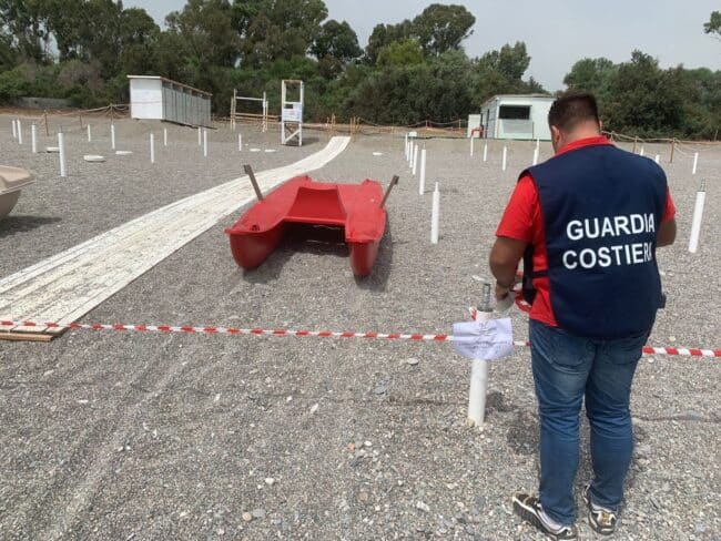Stabilimento balneare abusivo con ombrelloni e sdraio nel Catanese: Guardia Costiera lo sequestra
