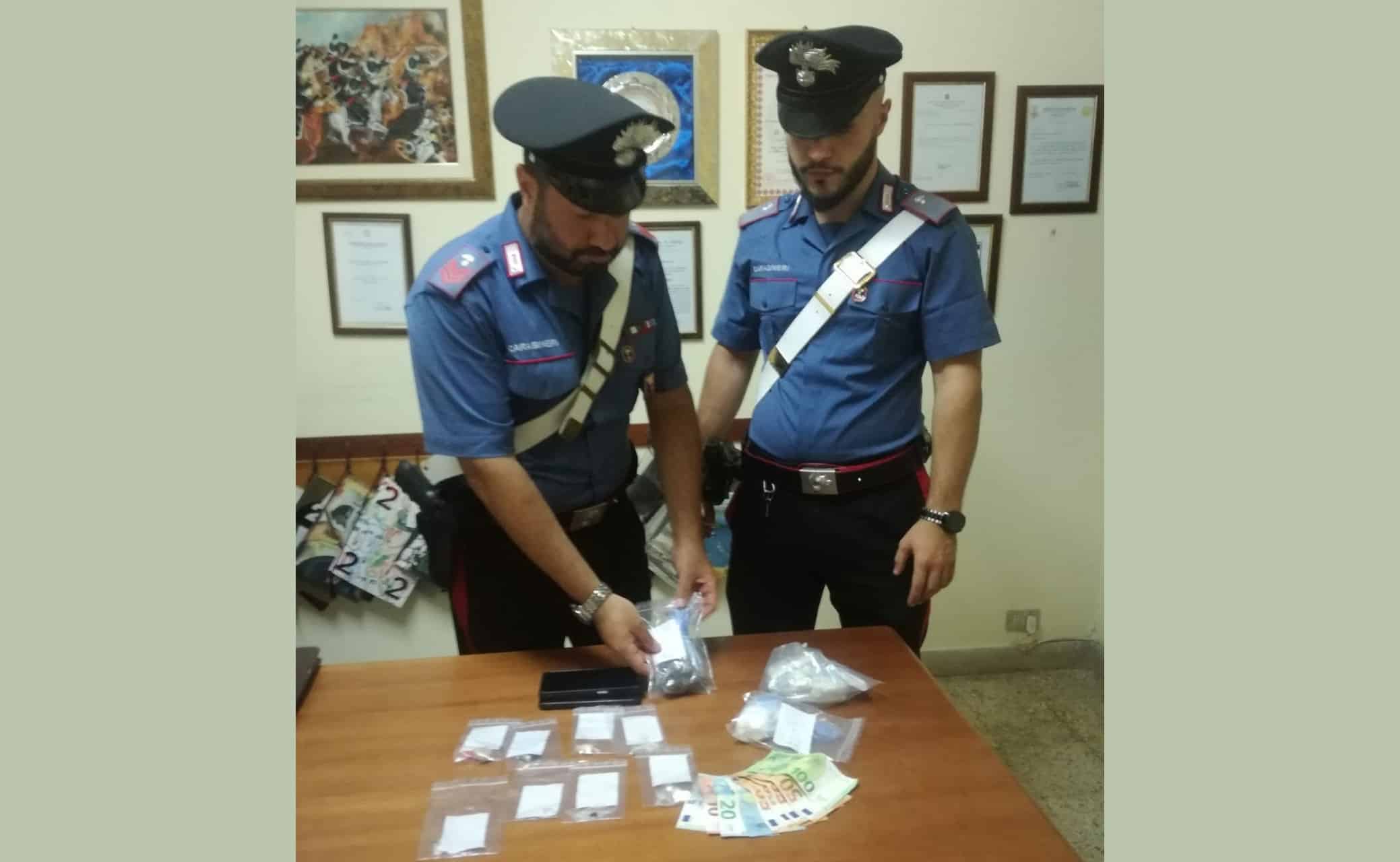 A spasso con la droga in borsetta e in auto: arrestata una donna dai carabinieri