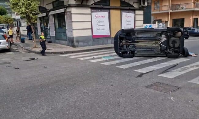 Incidente ad Acireale, scontro tra due auto: una si ribalta nell’incrocio della “morte”