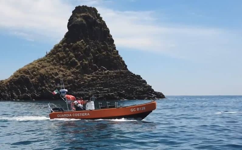 Guardia costiera all’opera lungo il litorale etneo: soccorsi nel mare di Aci Castello